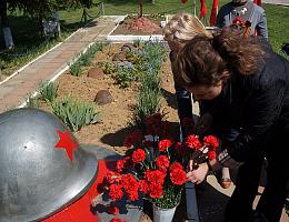 Возложение цветов к могилам павших воинов